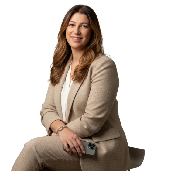 Noemí Medina, Psicóloga General Sanitaria especializada en Terapia Cognitivo-Conductual para el Insomnio (TCC-I), en postura profesional con traje beige sosteniendo móvil